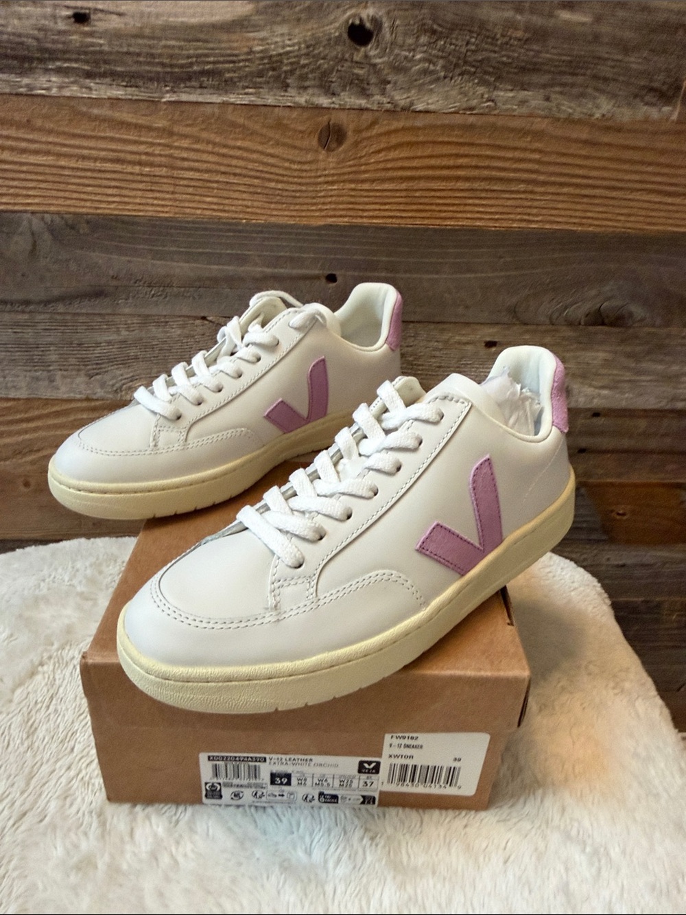 Veja V-12 Leather Sneakers in White Orchard New In Box Size 8 - Picture 5 of 8